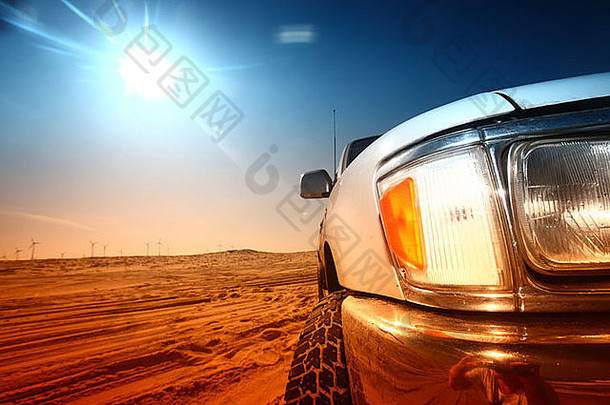 卡车沙漠沙子蓝色的天空