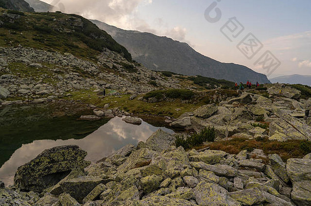 徒步旅行者爱好者在3天的徒步旅行中到达海拔2519米的巴拉古尔马尔。巴拉古尔·马尔是罗马尼亚第四高峰会。