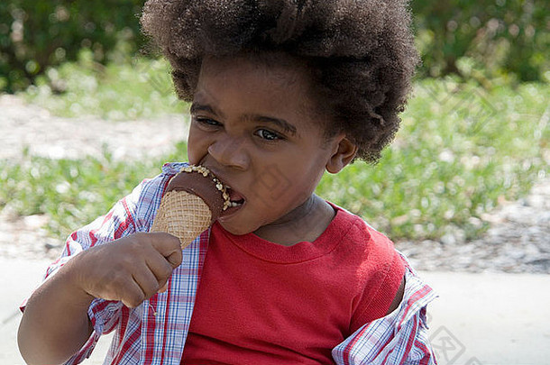 一个小男孩吃冰淇淋蛋筒的肖像