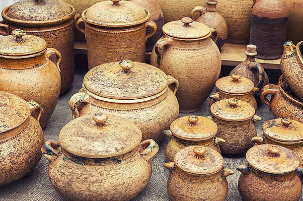 一组传统手工陶器