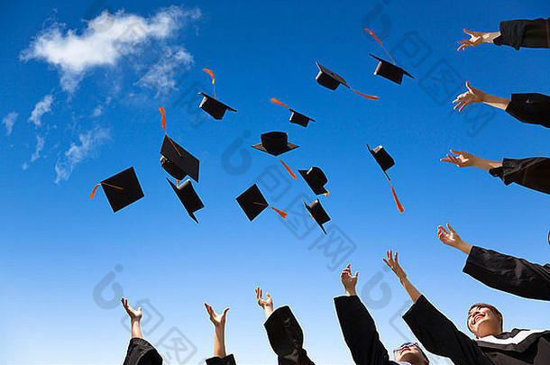 学生们向空中投掷<strong>毕业</strong>帽，与蓝天一起庆祝