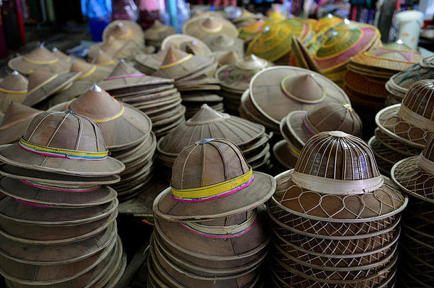 市场中的帽子市场位于泰国东南部北部梅洪森省北部的梅洪森市