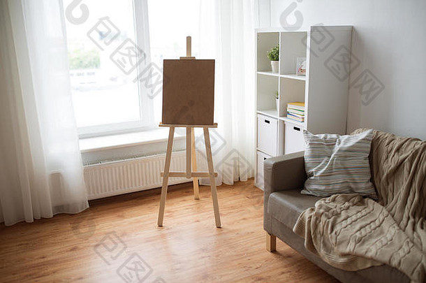 家庭房间或艺术工作室的木制画架