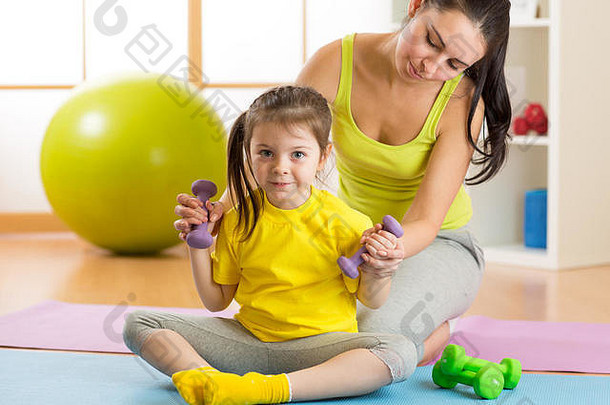 妈妈和小女儿玩健身哑铃