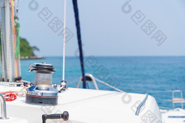 帆船一边<strong>扬帆</strong>，在游艇上蓝天夕阳的灯光背景下，度假度假概念游艇在海上，豪华夏季游轮。