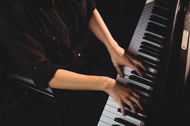女学生弹钢琴的中段