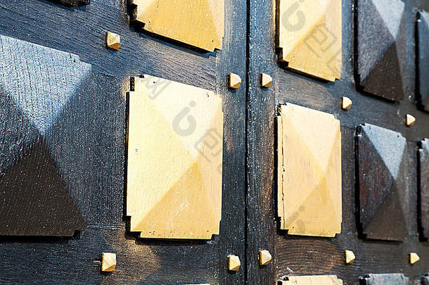 门采用意大利古老的安古木和传统纹理的钉子
