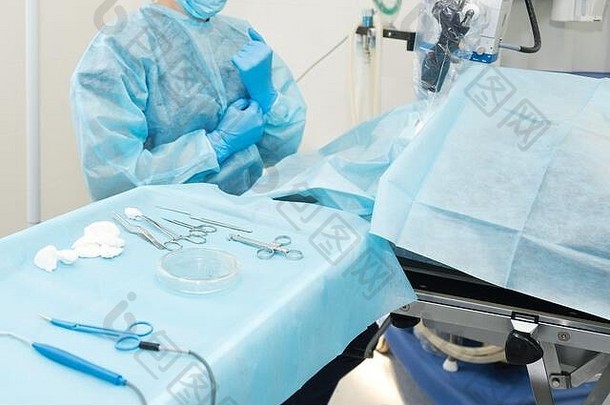 医疗器械在无菌尿布上特写。整容手术用的手术工具箱。手术器械和工具，包括镊子和