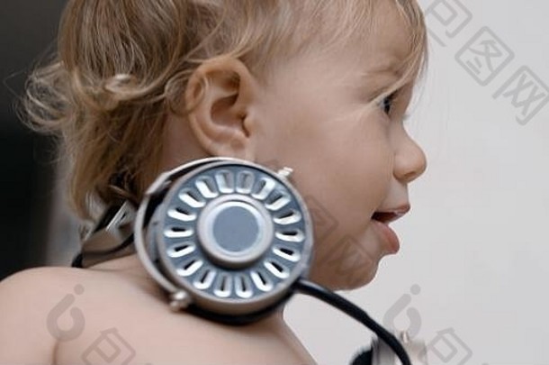 头拍摄很酷的婴儿女孩古董耳机