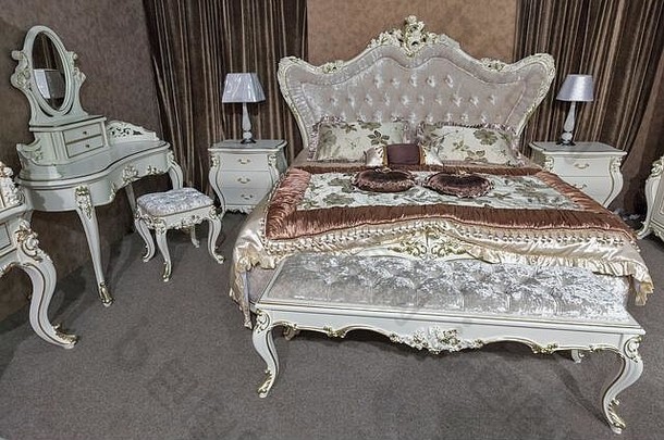 巴洛克风格的空旷现代优雅卧室内饰，带枕头