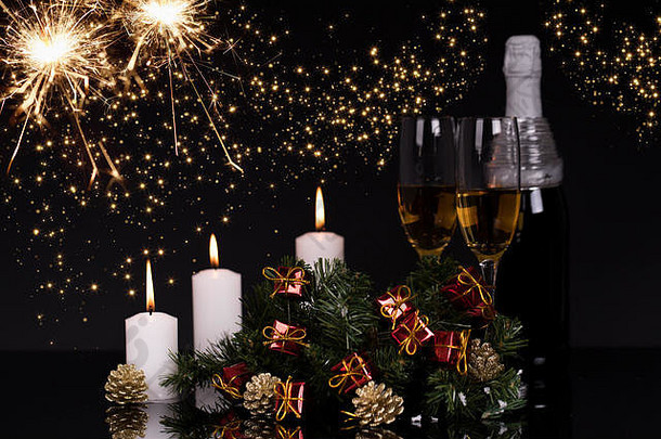 两个酒杯，配香槟、起泡酒和圣诞装饰品，黑色背景，反光。空间。圣诞快乐，新年快乐