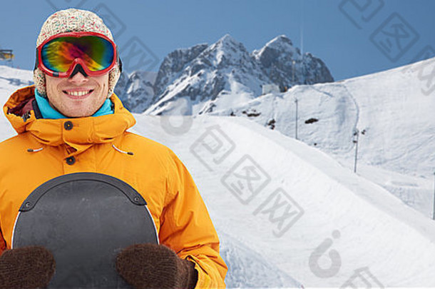 戴着滑<strong>雪镜</strong>在山上快乐的年轻人