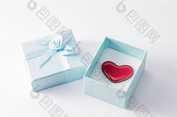 情人节概念照片，带有礼品盒和心形符号，可用于广告和促销。