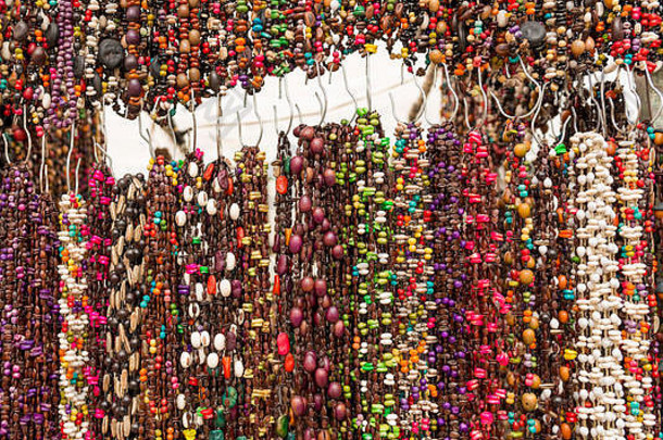 字符串色彩斑斓的珠子当地的市场背景纹理