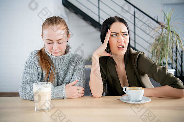 两个年轻女子在咖啡馆里争吵。情<strong>感言</strong>语
