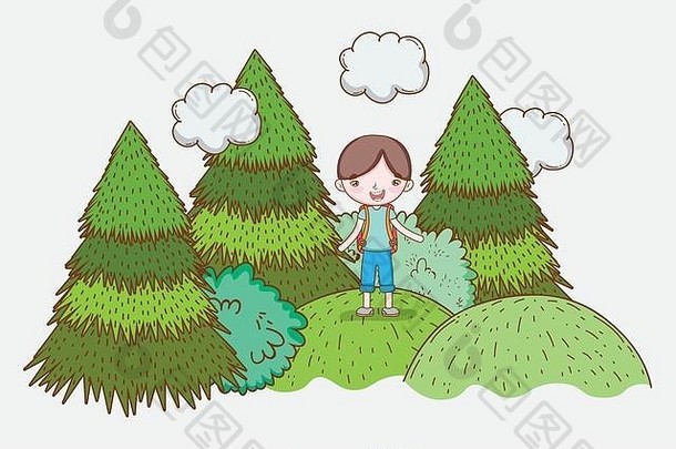 云和松树在山上的男孩