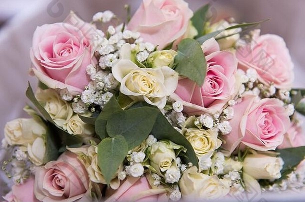 美丽的婚礼鲜花由当地花店设计并组合在一起，为新娘和新郎共<strong>同庆</strong>祝他们的特殊<strong>日</strong>子做好准备