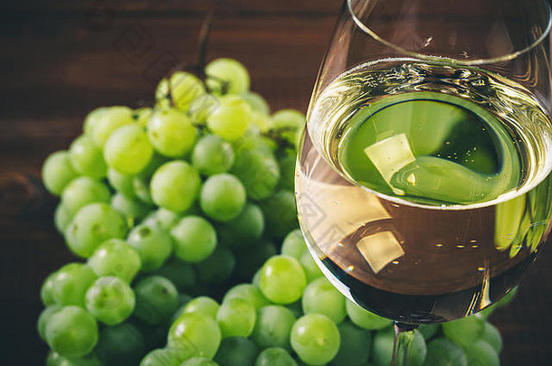 白色酒完整的酒眼镜群绿色葡萄木背景