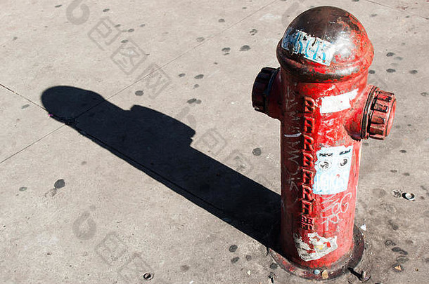街道消防栓用于在有阴影的街道上取水。