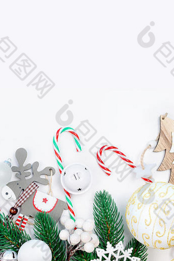 圣诞节装饰背景红色的白色圣诞节礼物球玩具冷杉分支机构视锥细胞白色背景卡假期概念