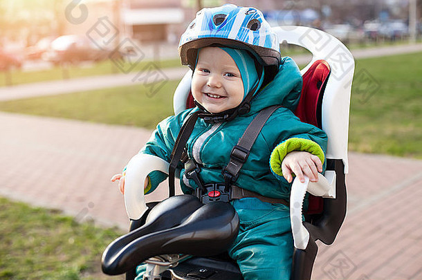 骑自行车的快乐小男孩