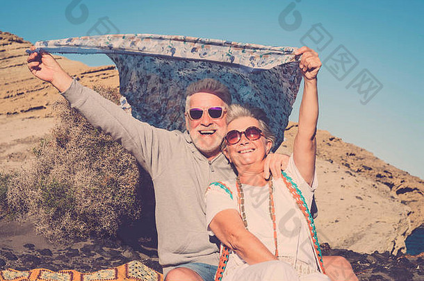 退休假期自由概念嬉皮士高级夫妇男人。女人玩<strong>风彩</strong>色的clotehs柔和的音调蓝色的天空
