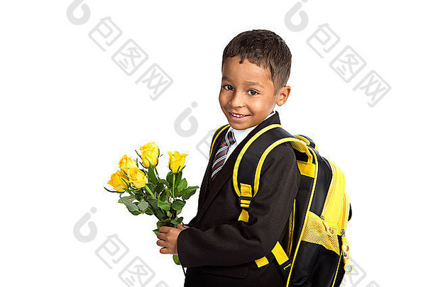 第一个上学日，身穿校服，背着背包和玫瑰花束的一年级黑人男孩面带微笑