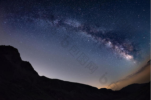 杰出的美乳白色的弧布满星星的天空捕获高高度夏季意大利阿尔卑斯山脉托里