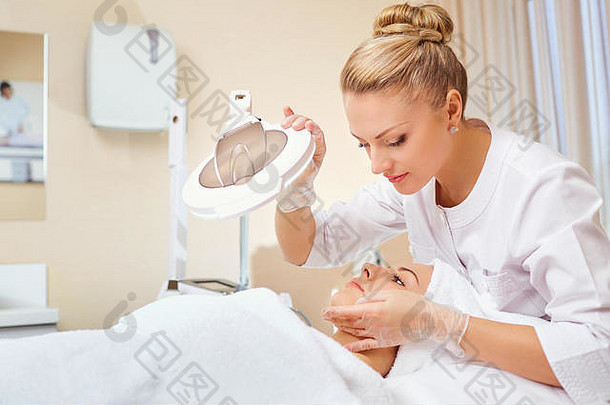 美容师是一名专业人士，在医院的办公室里为患者服务