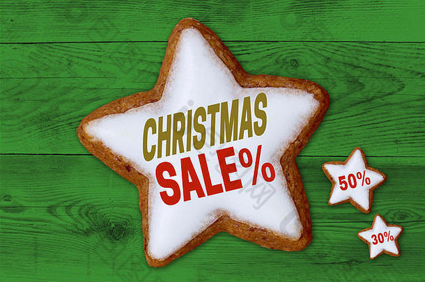 圣诞节出售肉桂明星绿色木背景