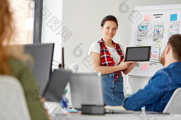 女士在办公室向创意团队展示平板电脑