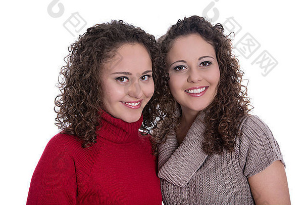 兄弟姐妹同卵年轻的双胞胎女士肖像孤立的白色背景穿冬天套头毛衣