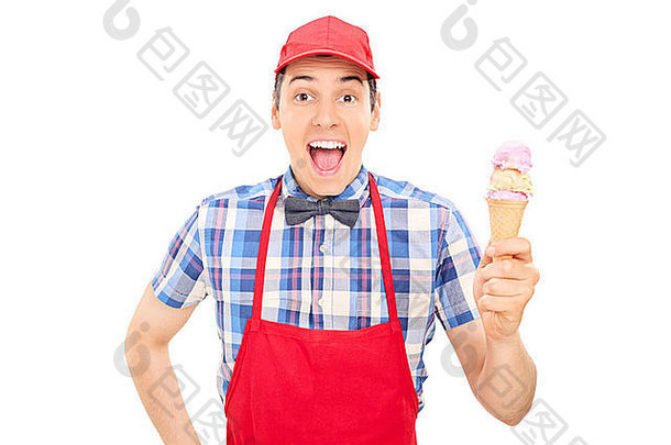 兴高采烈的卖冰淇淋的人手里拿着一个冰淇淋