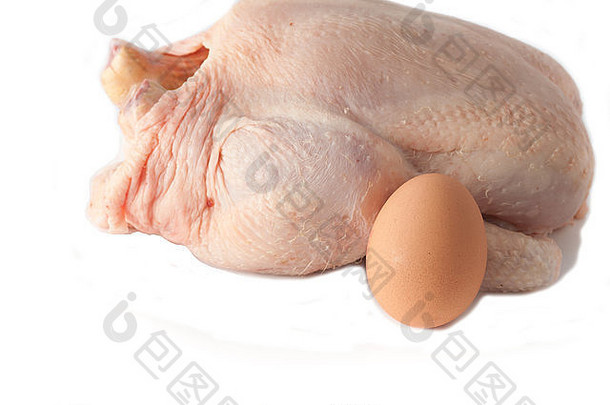 白色背景上的生母鸡和生鸡蛋