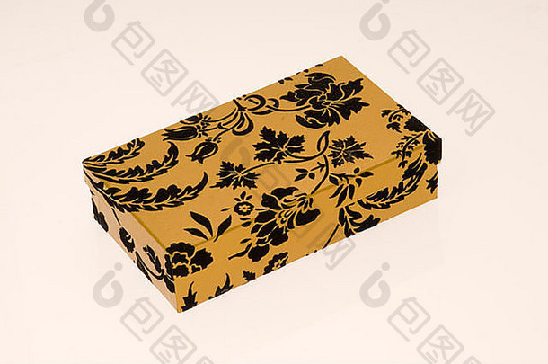 金色和黑色压花礼品盒