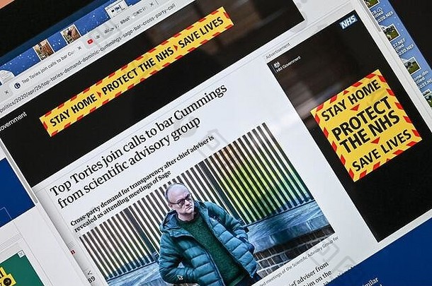在线公共信息<strong>冠</strong>状病毒/<strong>新冠</strong>病毒广告“呆在家里，保护NHS”，与多米尼克·卡明斯的文章和照片并列。