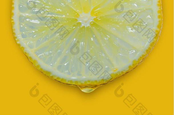 黄色背景上的黄色柠檬、新鲜柠檬片和酸味水果或柑橘类水果的特写镜头。