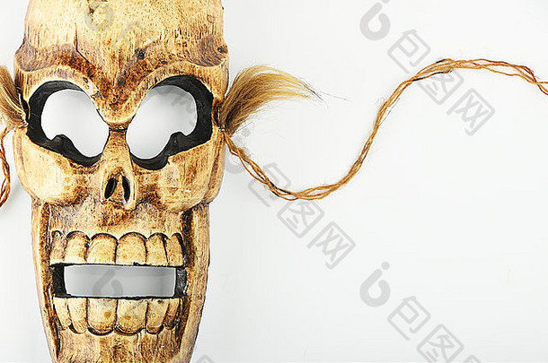 手工制作的木雕刻令人毛骨悚然的头骨死亡小丑面具白色背景