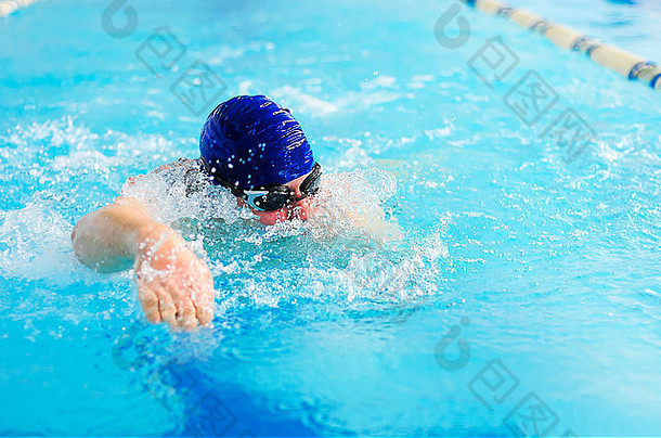 专业男子游泳运动员在游泳池游泳