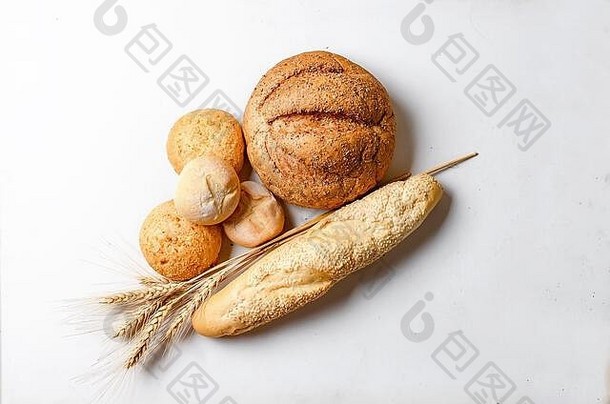 分类新鲜的烤面包小麦头白色表格低关键照片概念健康的自制的食物面包店