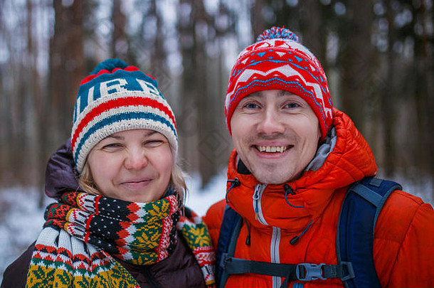 冬日森林里散步的幸福夫妻形象