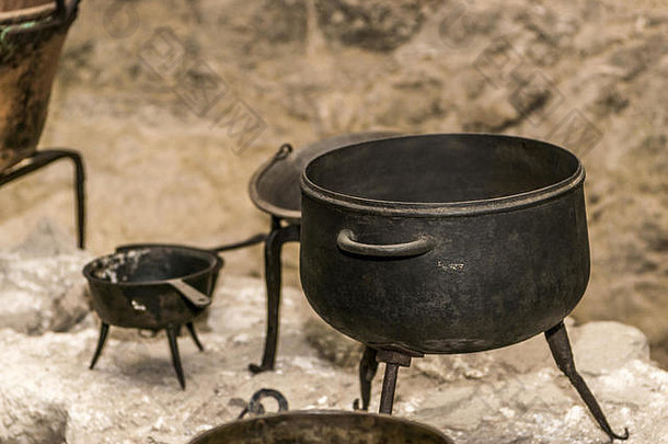 中世纪厨房，配有工具、篮子、秤、壁炉