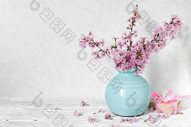 生活花束盛开的樱桃分支机构樱花花瓶礼物盒子白色表格假期背景