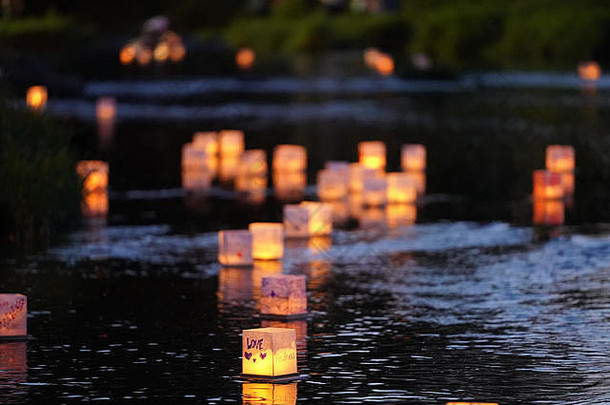 威斯康星州绿湾的潘佩林公园，许多水灯从人们放水的地方顺流而下