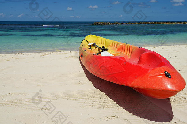 在海地拉巴迪美丽的白色沙滩上，黄色和红色的皮艇和划桨划过海岸。没有人，宁静祥和，阳光明媚的日子，看不完的t