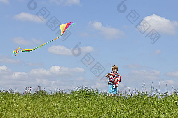 年轻的男孩飞行风筝