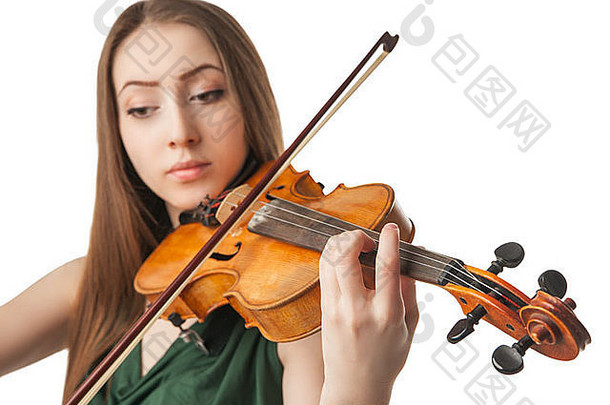 在白色背景下拉小提琴的美丽年轻女子