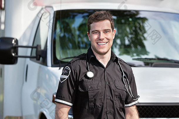 救护车前快乐微笑的男护理人员画像