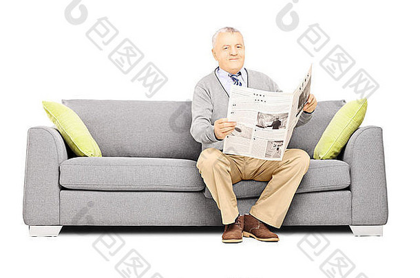 高级绅士坐着现代沙发报纸相机