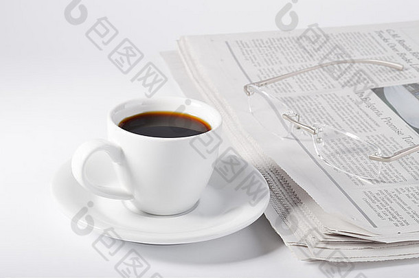 一杯咖啡，玻璃杯和报纸。